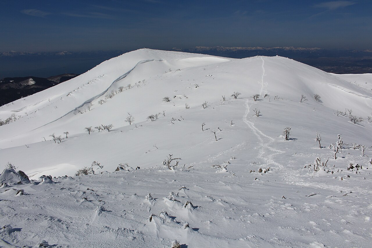 厳冬期の霊仙山