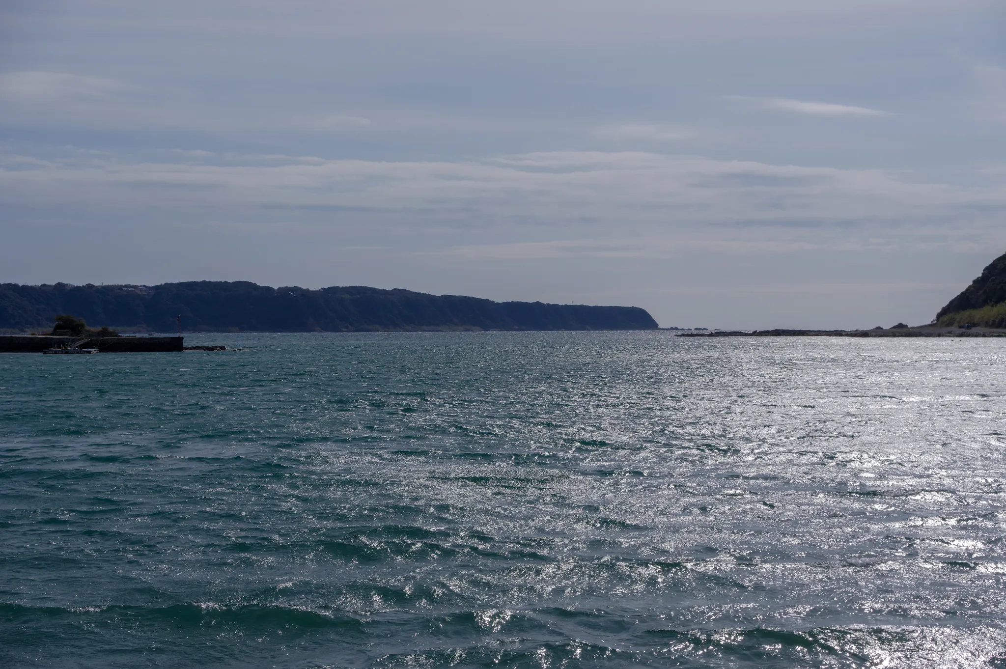 突堤の向うに赤いボートが見える。